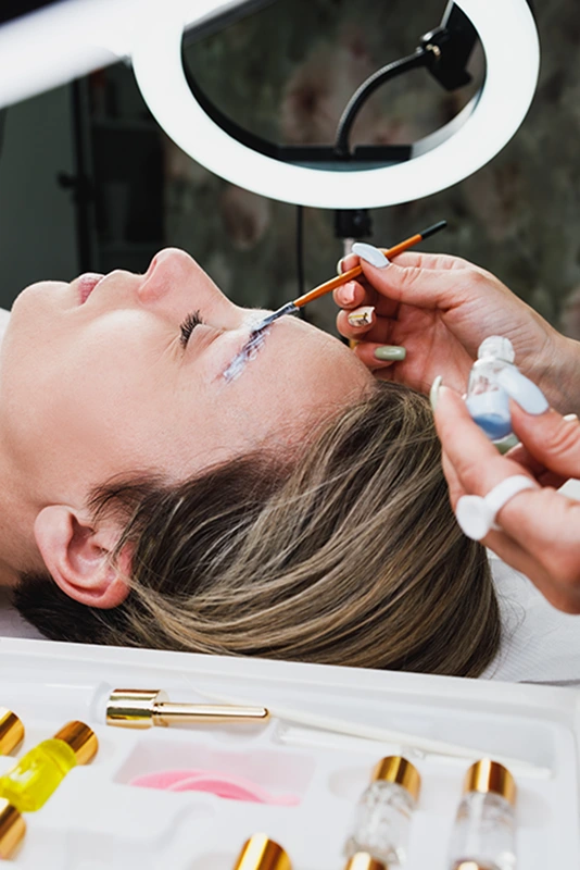 Laminación de cejas pelo a pelo en clínica de estética y nutricion